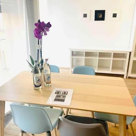 Two Bedrooms Flat In Center Apartment *