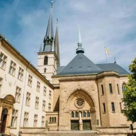 Two Bedrooms Flat In Center Apartment *